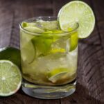 Caipirinha med cachaça, lime, sukker og knust is