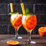 Orange coctail med Aperol, vin, dansk og appelsin