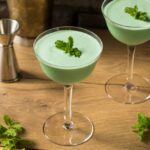Lækker Grasshopper cocktail med grøn farve.