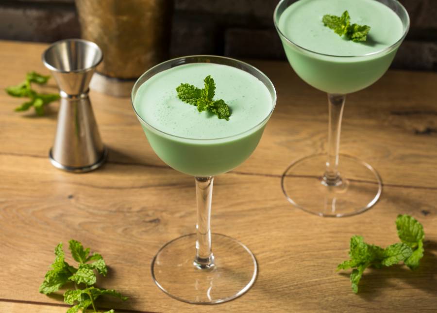 Lækker Grasshopper cocktail med grøn farve.