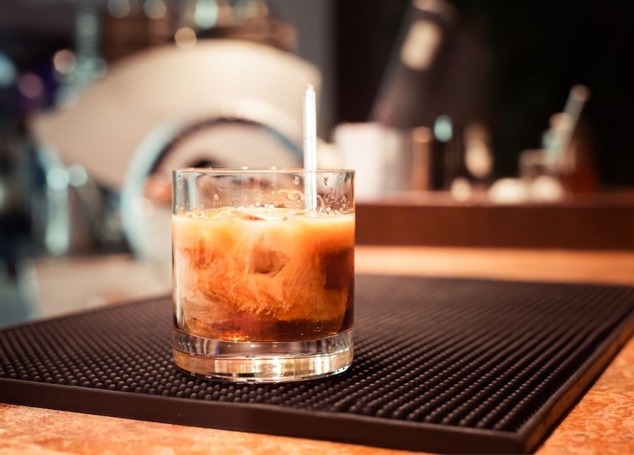 Forfriskende lækker opskrift på White Russian med kaffelikør og vodka