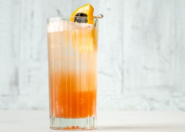 Singapore Sling opskrift En Eksotisk og Refreshing Cocktail Drinksguide