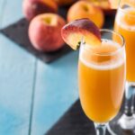 Elegant Bellini cocktail med fersken puré og prosecco i et champagneglas