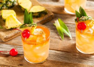 Farverig Mai Tai cocktail med mørk og lys rom i et old fashioned glas med en ananas skive