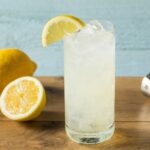 Forfriskende Elderflower Collins med citron i et highball glas med is
