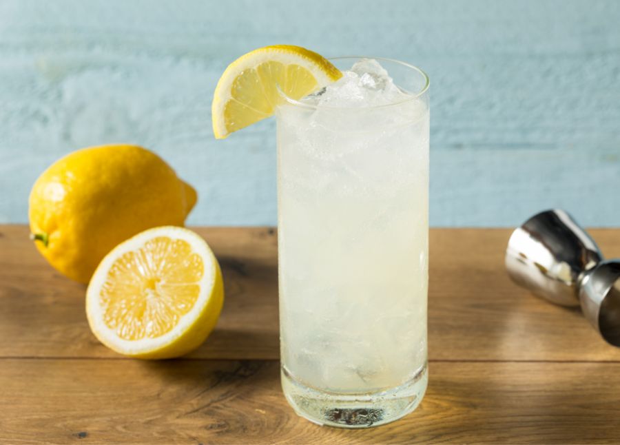 Forfriskende Elderflower Collins med citron i et highball glas med is