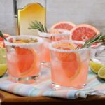 Frisk Paloma cocktail med grapefrugt og sodavand i et glas med is og en citrus skive