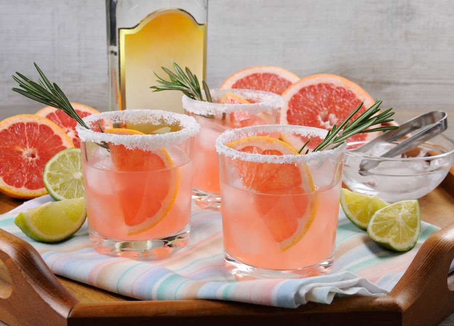 Frisk Paloma cocktail med grapefrugt og sodavand i et glas med is og en citrus skive