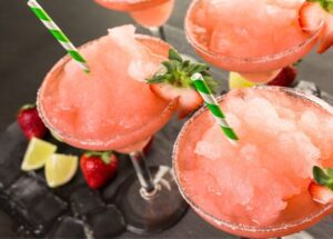 Iskold Frozen Margarita med tequila og lime i en saltkantet margarita glas