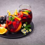 Klassisk Sangria i et glas med frugtskiver og rødvin