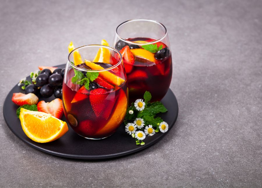 Klassisk Sangria i et glas med frugtskiver og rødvin